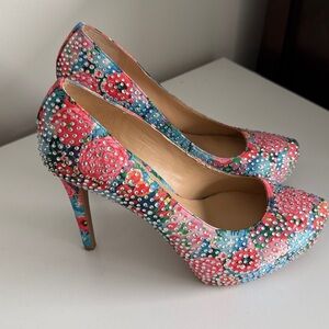 Floral Print with gems Gianni Bini pumps 7.5M
